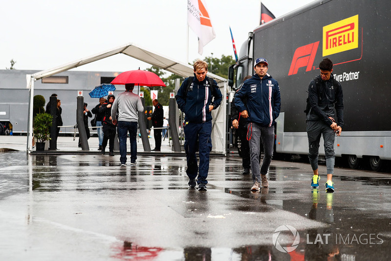 Sergio Perez, Racing Point Force India, llega al paddock