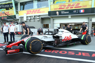Haas F1 Team mechanics