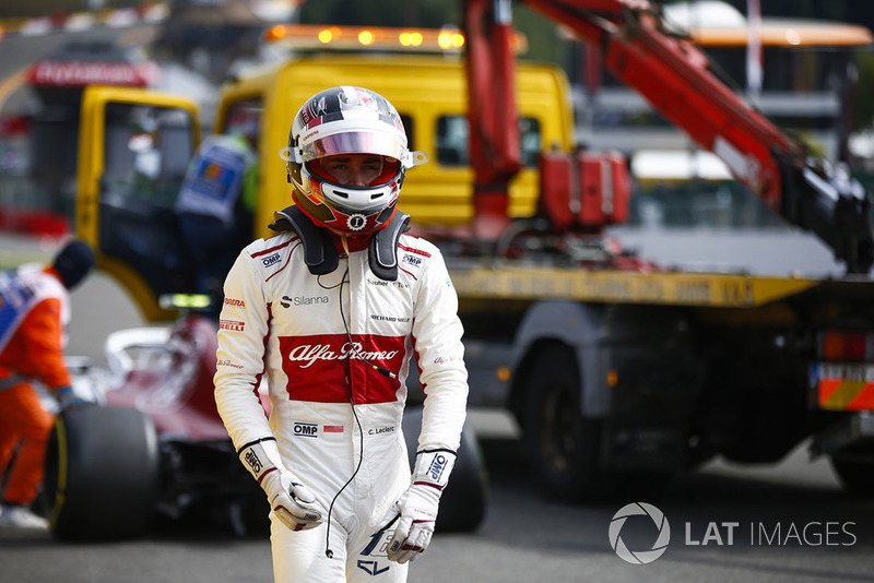 Шарль Леклер, Sauber C37, сходить на першому колі після контакту з Фернандо Алонсо, McLaren