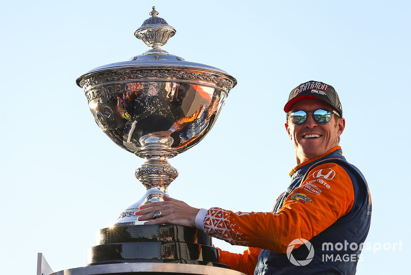 Scott Dixon, Chip Ganassi Racing Honda, with Astor Cup