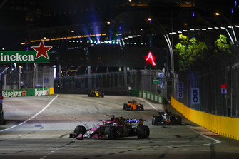 Sergio Perez, Racing Point Force India VJM11, devant Romain Grosjean, Haas F1 Team VF-18, et Fernando Alonso, McLaren MCL33