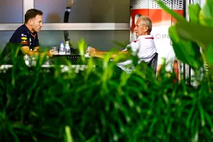 Christian Horner, Team Principal, Red Bull Racing, con Helmut Markko, Consultor, Red Bull Racing
