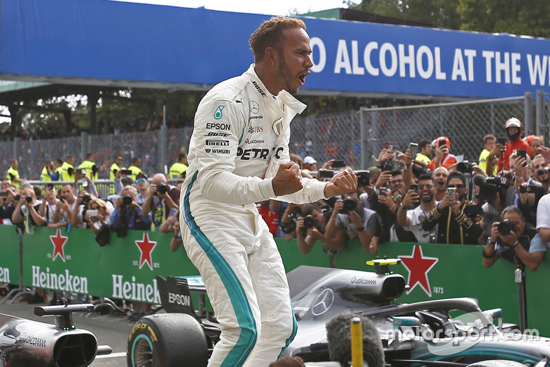 Le vainqueur Lewis Hamilton, Mercedes AMG F1 fête sa victoire dans le Parc Fermé