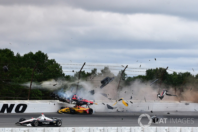 El accidente entre Robert Wickens, Schmidt Peterson Motorsports Honda, James Hinchcliffe, Schmidt Peterson Motorsports Honda, Ryan Hunter-Reay, Andretti Autosport Honda, Pietro Fittipaldi, Dale Coyne Racing Honda