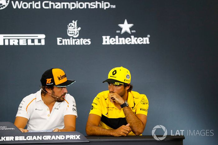 Fernando Alonso, McLaren, y Carlos Sainz Jr., Renault Sport F1 Team, en rueda de prensa
