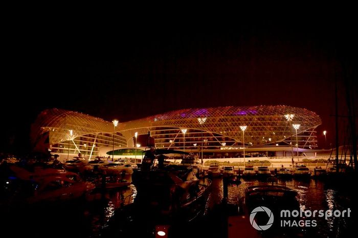 Barcos en Yas Marina y el Yas Hotel