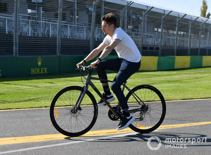 Charles Leclerc, Ferrari, va in bicicletta in pista a Melbourne