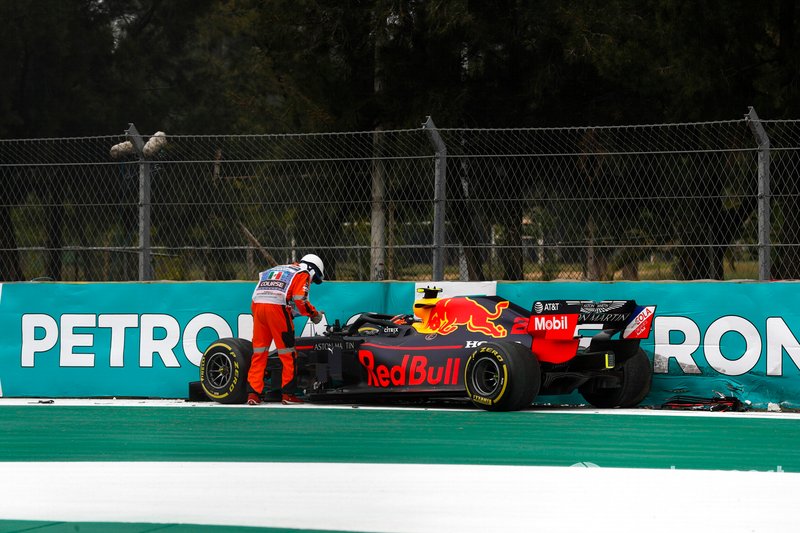 Alex Albon, Red Bull RB15 crashes in FP2