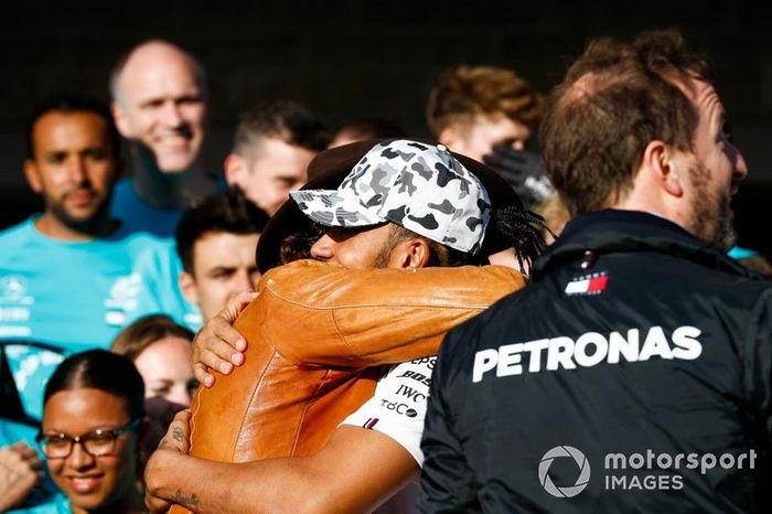 El actor y amigo Matthew McConaughtey felicita a Lewis Hamilton, Mercedes AMG F1, 2ª posición, por conseguir su sexto título mundial de pilotos.