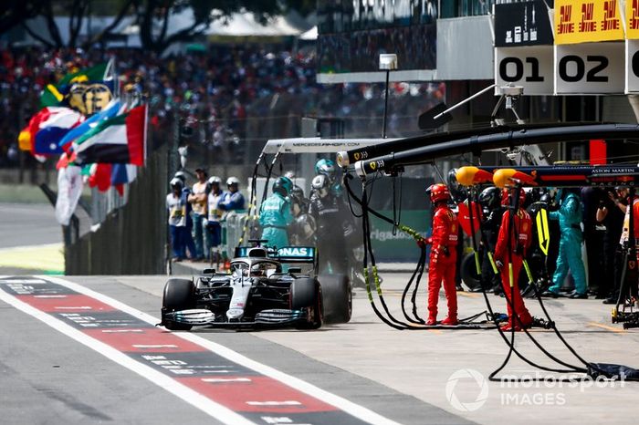 Mercedes decidió mover ficha ante el líder, Verstappen, y paró a Hamilton en la vuelta 21...