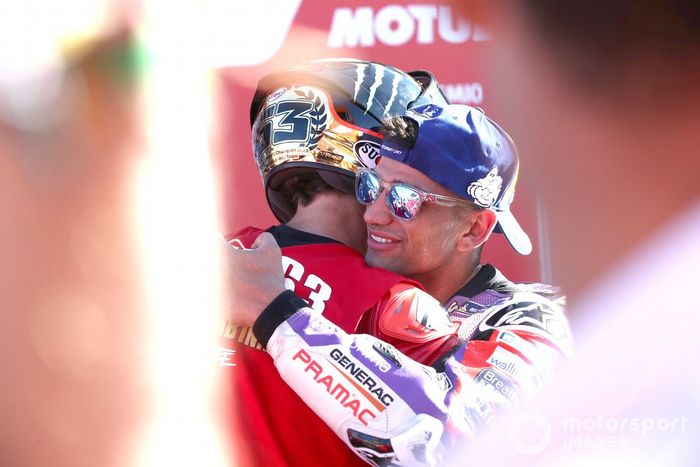 Jorge Martín, Pramac Racing felicita al Campeón Francesco Bagnaia, Ducati Team