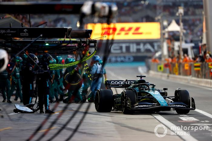 Lance Stroll, Aston Martin AMR22, sale de boxes tras una parada