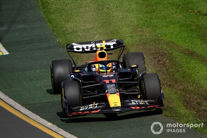 Sergio Pérez, Red Bull Racing RB19, corta en la hierba