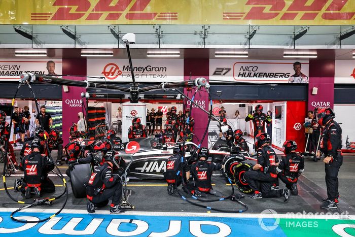Kevin Magnussen, Haas VF-23, hace una parada en boxes