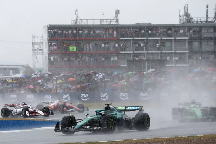 Nico Hulkenberg, Sauber, Lance Stroll, Aston Martin Racing