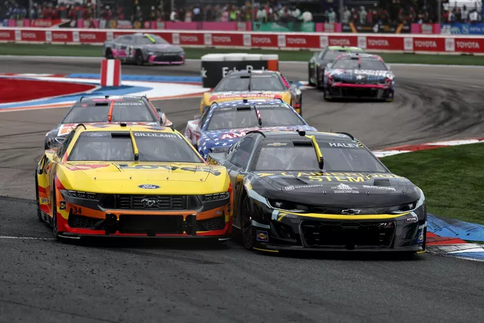 Todd Gilliland, Front Row Motorsports Ford, Justin Haley, Spire Motorsports Chevrolet