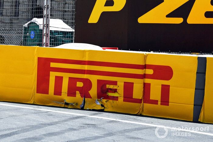 Daños en la barrera tras el accidente de Max Verstappen, Red Bull Racing