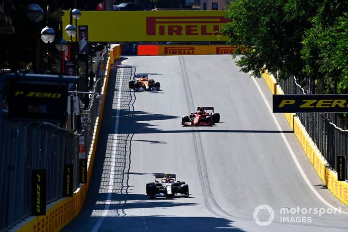Antonio Giovinazzi, Alfa Romeo Racing C41, Carlos Sainz Jr., Ferrari SF21