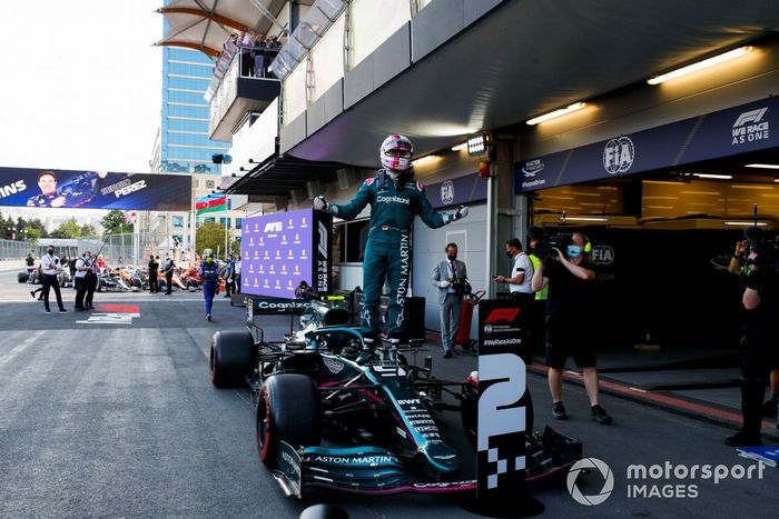 Sebastian Vettel, Aston Martin, 2ª posición, celebra en Parc Ferme