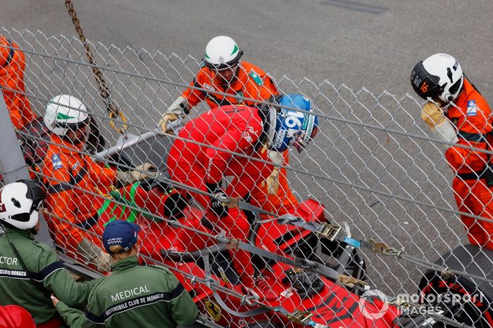 Charles Leclerc, Ferrari SF21, sale de su monoplaza tras estrellarse