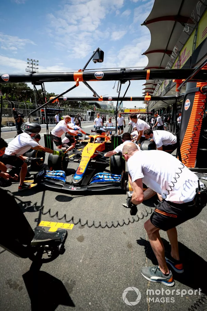 Práctica de pitstop con el McLaren MCL35M 