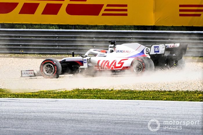 Nikita Mazepin, Haas VF-21 sobre la grava