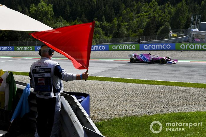 El oficial de pista agita la bandera roja cuando Sergio Pérez, Racing Point RP20 pasa