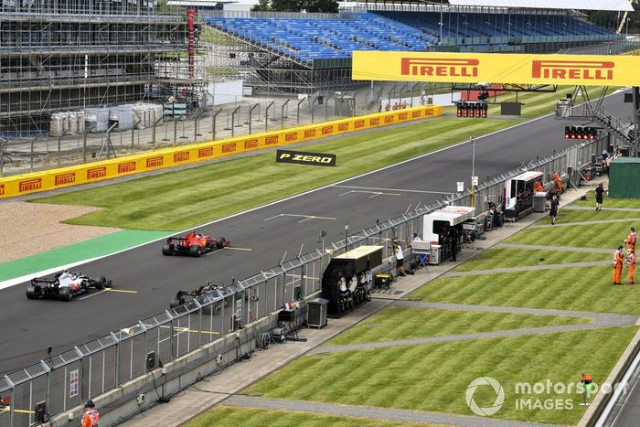 Sebastian Vettel, Ferrari SF1000, y Kevin Magnussen, Haas VF-20