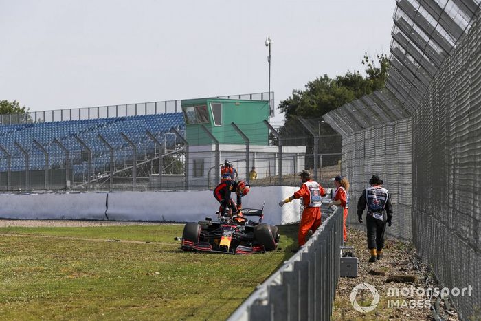 Alex Albon, Red Bull Racing RB16 después de chocar