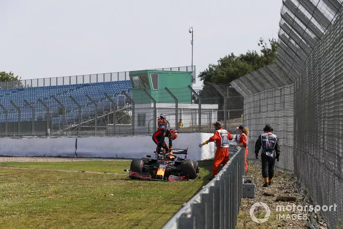 Alex Albon, Red Bull Racing RB16 después de chocar