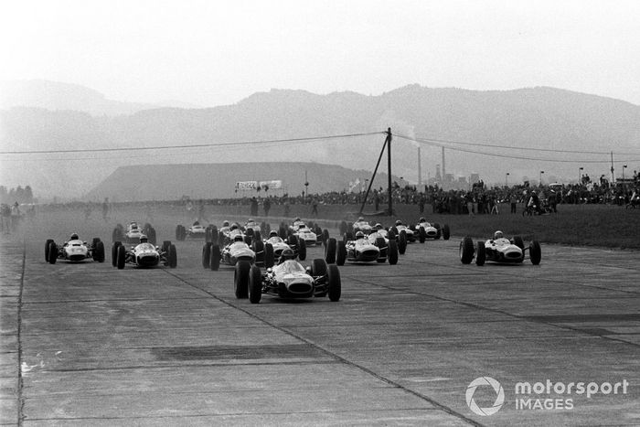 Salida, Dan Gurney Brabham BT7 lidera la carrera