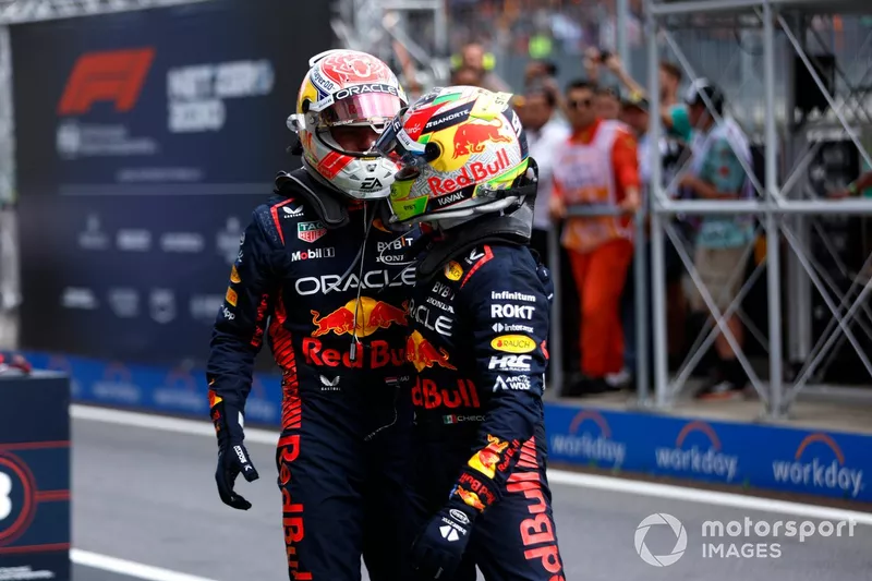 Max Verstappen, Red Bull Racing, 1° posizione, Sergio Perez, Red Bull Racing, 3° posizione, si congratulano a vicenda in Parco Chiuso