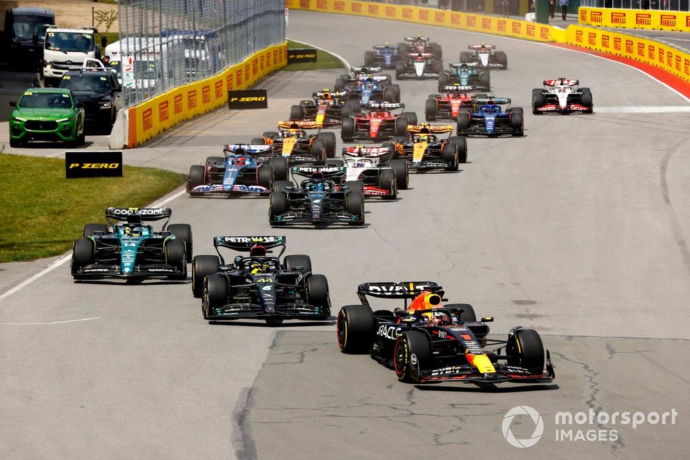 Max Verstappen, Red Bull Racing RB19, Lewis Hamilton, Mercedes F1 W14, Fernando Alonso, Aston Martin AMR23, George Russell, Mercedes F1 W14, Esteban Ocon, Alpine A523, y el resto de la parrilla al inicio