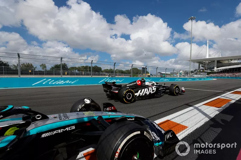 Lewis Hamilton, Mercedes F1 W15 aux prises avec Nico Hulkenberg, Haas VF-24 