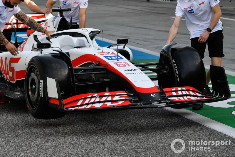 Mecánicos en pit lane con el coche de Pietro Fittipaldi, Haas VF-22

