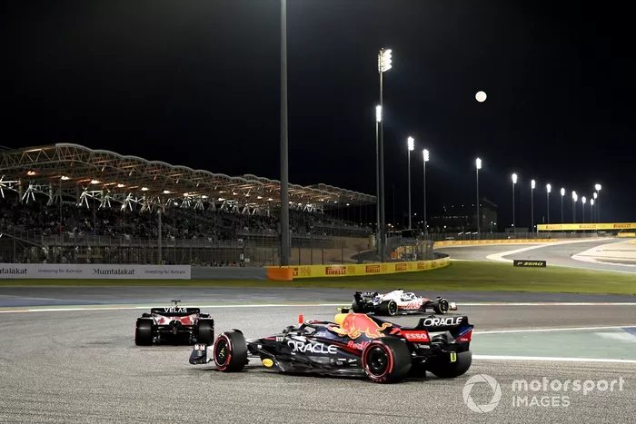 Kevin Magnussen, Haas VF-22, Charles Leclerc, Ferrari F1-75, Sergio Pérez, Red Bull Racing RB18