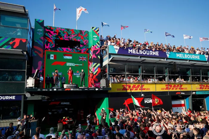 Podio: segundo lugar Sergio Pérez, Red Bull Racing, ganador Charles Leclerc, Ferrari, tercer lugar George Russell, Mercedes-AMG