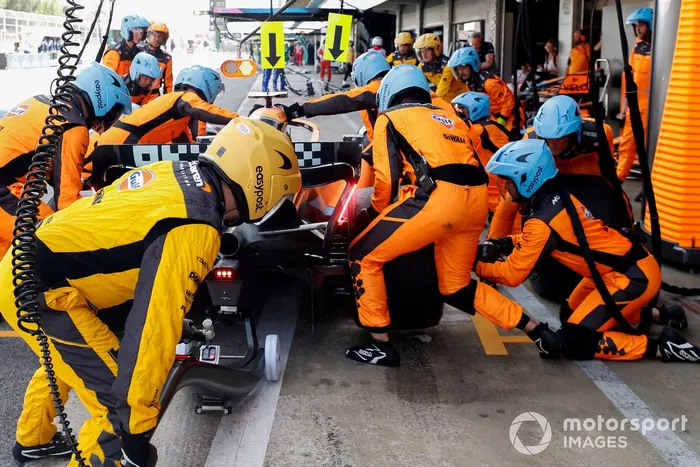 Lando Norris, McLaren MCL36, en boxes