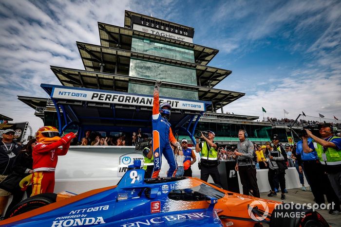 El ganador de la pole, Scott Dixon, Chip Ganassi Racing Honda, celebra su premio de la pole