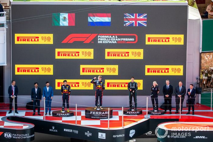 Podio: segundo lugar Sergio Pérez, Red Bull Racing, ganador Max Verstappen, Red Bull Racing, Joanna Fleet, Jefa de RRHH, Red Bull Racing, y tercer lugar George Russell, Mercedes-AMG