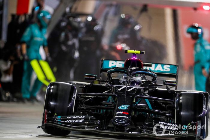 Valtteri Bottas, Mercedes F1 W11, lascia la piazzola dei box dopo il pitstop