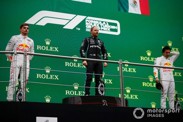 Podio: segundo lugar Max Verstappen, Red Bull Racing, ganador Valtteri Bottas, Mercedes, tercer lugar Sergio Pérez, Red Bull Racing