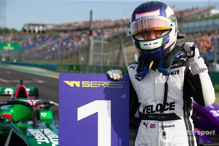 Ganadora Jamie Chadwick celebra en Parc Ferme