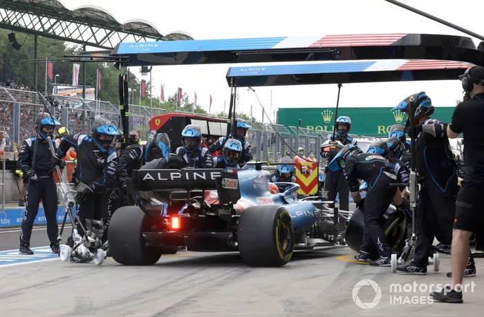 Esteban Ocon, Alpine A521, hace una parada en pits