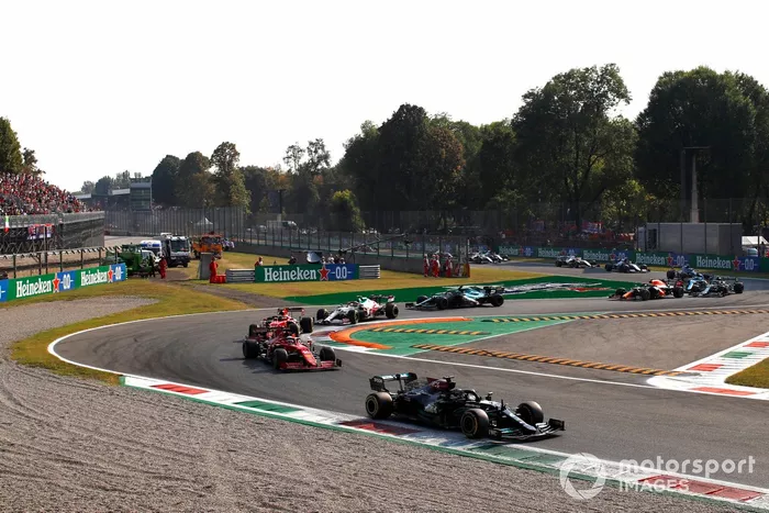 Lewis Hamilton, Mercedes W12, Charles Leclerc, Ferrari SF21, Carlos Sainz Jr., Ferrari SF21