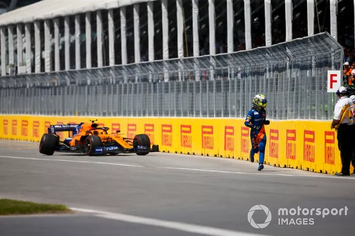 Lando Norris, McLaren MCL34 huye de su coche después de retirarse de la carrera