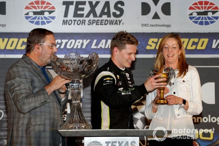 Ganador Josef Newgarden, Team Penske Chevrolet celebra en victory lane 
