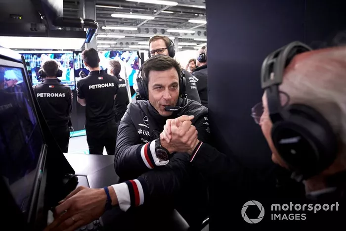 Toto Wolff, Director Ejecutivo (Negocios) de Mercedes AMG, celebra la victoria de Mercedes en la primera fila de la Clasificación