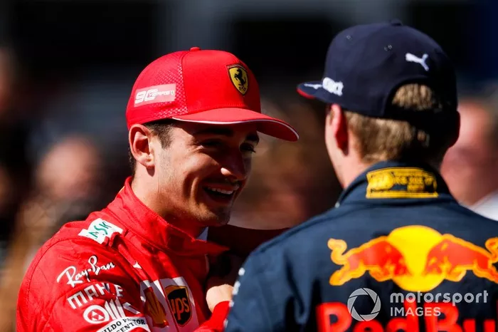 Pole sitter Charles Leclerc, Ferrari, parla con Max Verstappen, Red Bull Racing