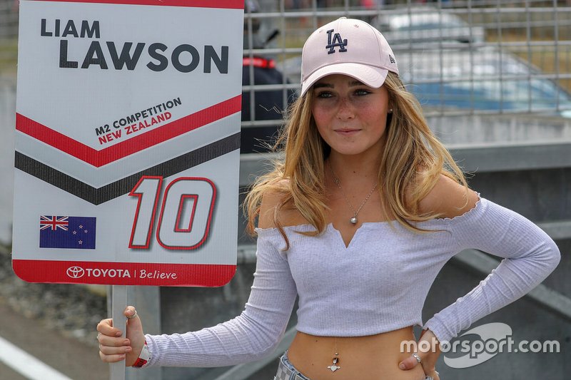 La grid girl de Liam Lawson